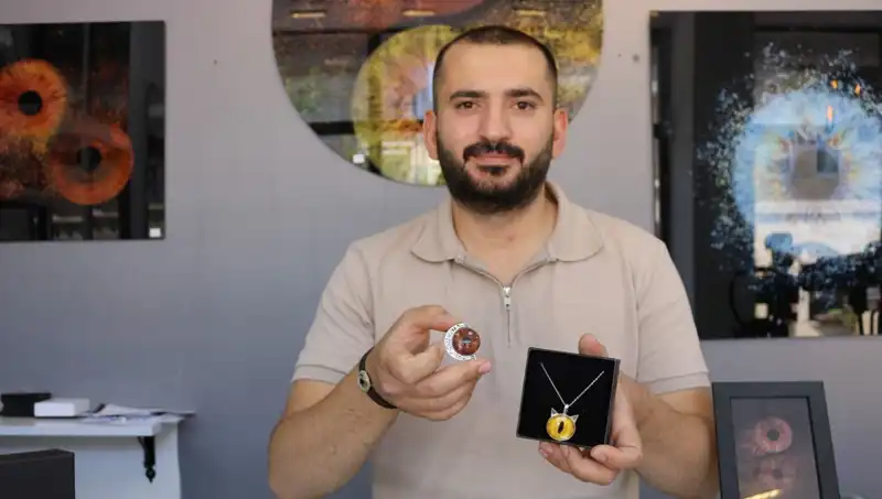İris Sanatı: Fotoğraflarını Takı ve Tabloya Dönüştüren Yetenekli Sanatçı