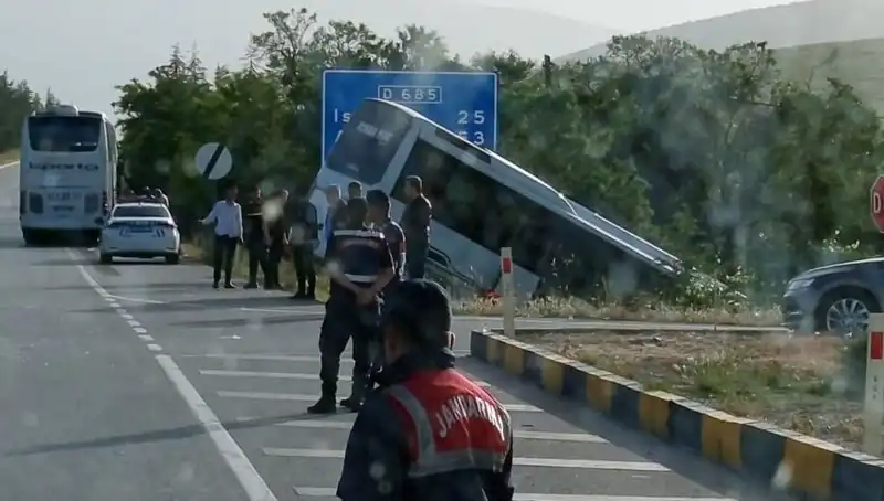 Isparta’da Korkunç Kaza: Tur Otobüsü ile Yolcu Otobüsü Çarpıştı