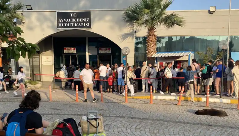 Bayramda Midilli Adası’na Yoğun İlgi: Tatilciler Sıcak Yaz Güneşinde Buluşuyor!