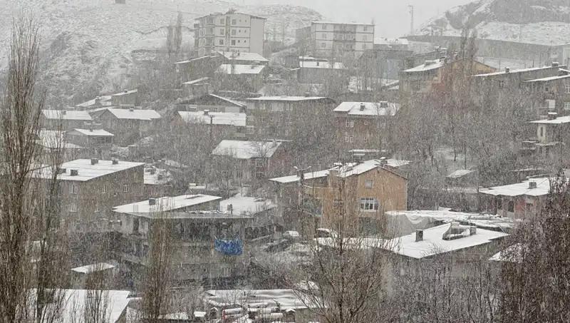 Hakkari'de Nisan Ayında Beklenmedik Kar Yağışı Şaşırttı!
