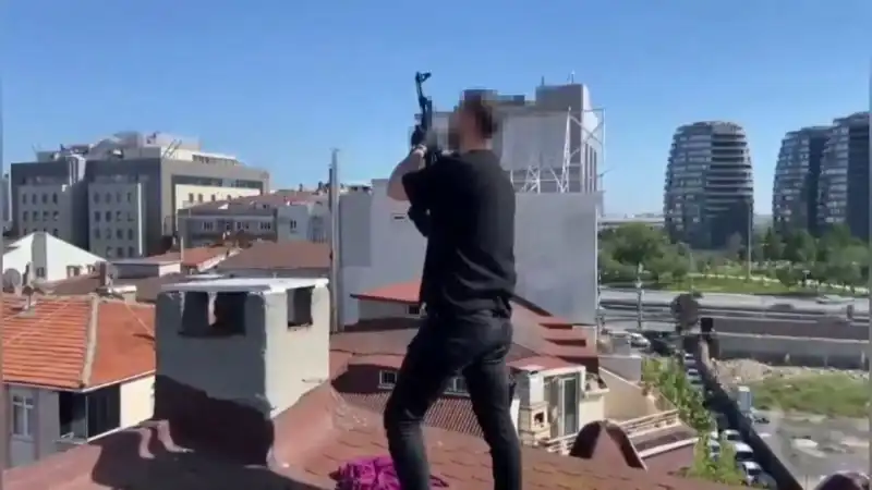 İstanbul'un Merkezinde Şok Operasyon: Çatıdan AK-47'ler Ele Geçirildi!