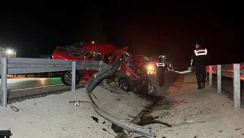 Bariyerlere Çarpan Otomobil Korkunç Bir Kazaya Sebep Oldu: 2 Kişi Hayatını Kaybetti