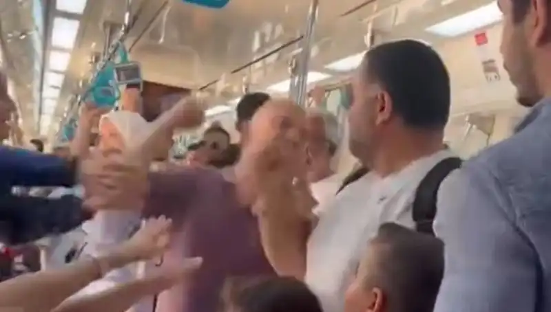 Marmaray'da Yumruklu Kavga: Yolcular İle Gözlemciler Arasında Gerilim Tırmandı