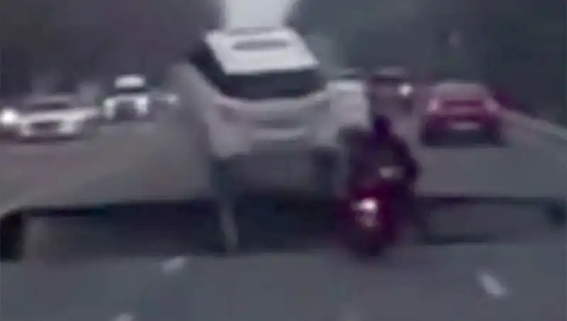 Güney Kore Otoyolunda Gizemli Çukur: Motosiklet Sürücüsü Büyülenmiş Halde Kayıplara Karıştı