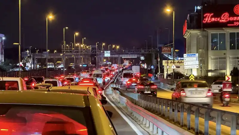 Yenibosna Metrobüs Yaya Üst Geçidinde Dev Çalışmalar: Güvenli Geçiş İçin Yeni Adımlar