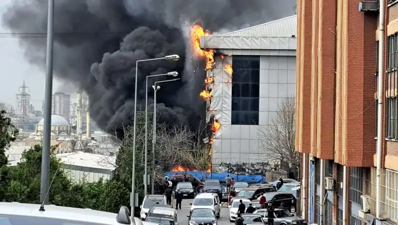 Başakşehir'deki Sanayi Sitesinde Yangın: Ekipler Seferber Oldu!