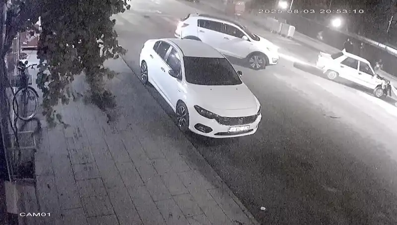 Yayalara Yol Vermek İsterken Arkadan Çarpan Araçlar Şok Etti!
