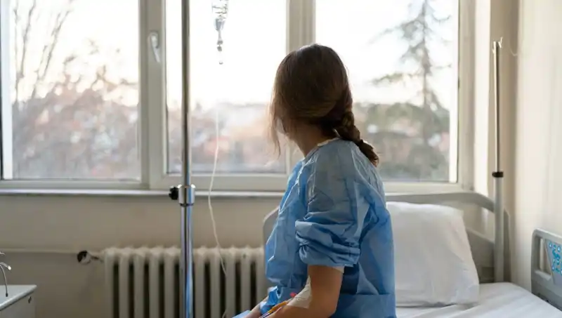 Doktorlar Ciddi Değil Demişti: 27 Yaşındaki Kadın Meme Kanseriyle Savaşmakta