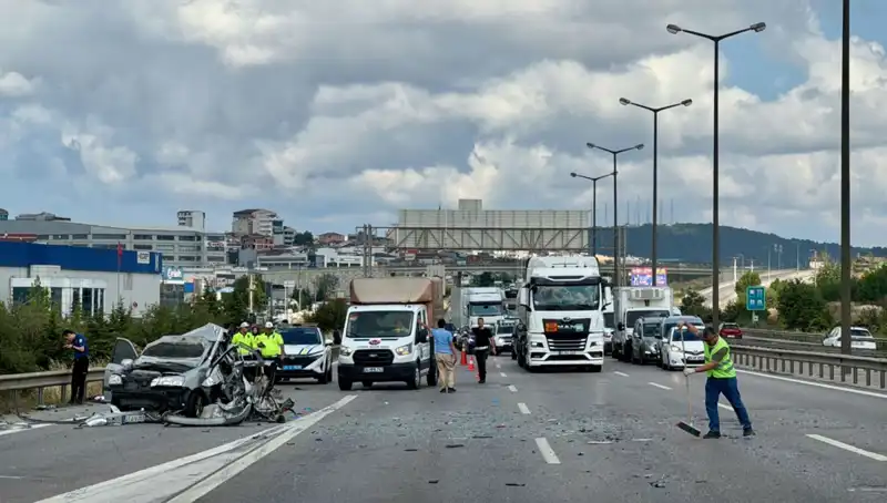 Otoyolda Traffik Korkunç Bir Kaza ile Kesildi: Üç Kişi Araçta Sıkıştı