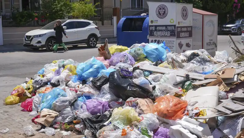 İzmir’in Sokaklarında Çöp Yığınları: Nedenleri ve Çözüm Önerileri