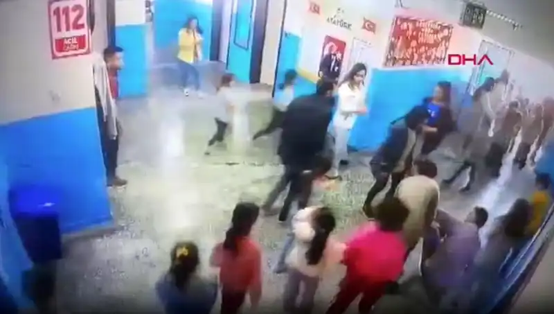 Okulda Bayılan Öğrenciyi Müthiş Cesaretiyle Müdür Yardımcısı Kurtardı