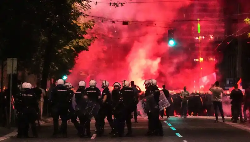 Sırbistan’da Erken Seçim İçin On Binler Sokaklara Düştü: Gözaltılar Yaşandı