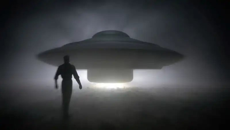 UFO Uzmanı, Uzaylıların Gerçek Yüzünü Açıkladı: "Masum İnsanları Hedef Alıyorlar"