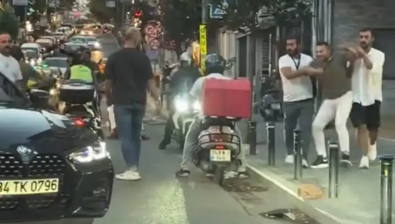 Nişantaşı'nda Yol Verme Kavgası: Sopayla Kadına Saldırı Anı