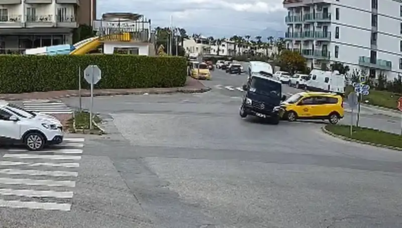 Kavşakta Feci Kaza: Minibüs ve Ticari Taksi Çarpıştı!