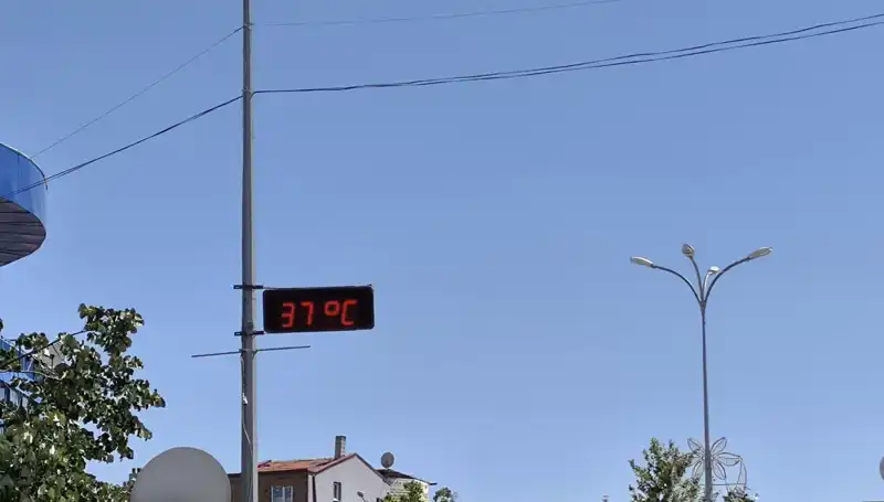 Termometreler 38 Dereceyi Geçti: Yazın Kavurucu Sıcağı İlçeyi Etkisi Altına Aldı