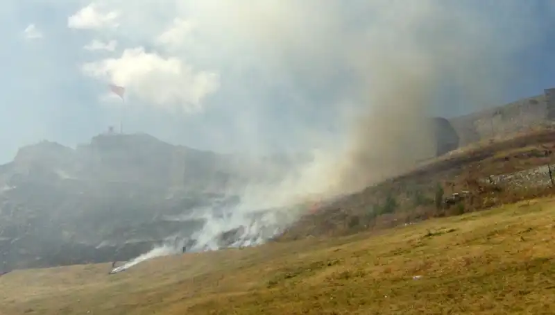 Kars Kalesi Etrafında Gelişen Anız Yangını, Korku Dolu Anlar Yaşattı