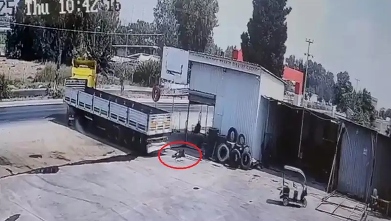 16 Yaşındaki İşçi Çocuk, Tamirhanede TIR'ın Altında Kalarak Hayatını Kaybetti