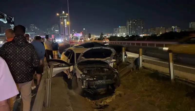 İki Otomobilin Kazasında Yol Ayrımındaki Boşluk Korkuttu!