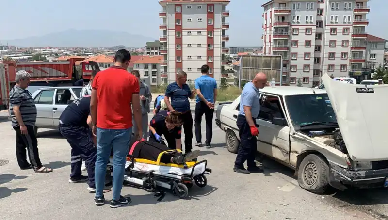 Kavşakta Meydana Gelen Kaza, İki Kişiyi Yaraladı: Olayın Detayları!