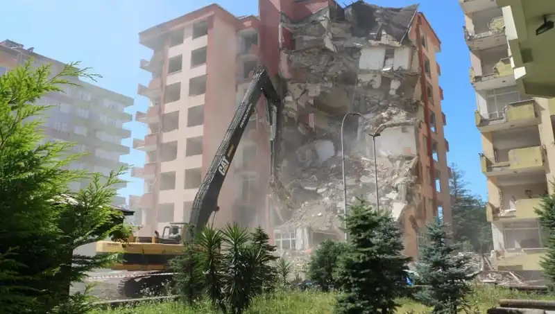 Dalgaların Gücüyle İki Bina Yıkılıyor: Deprem Mi, Yoksa Tsunami Mi?