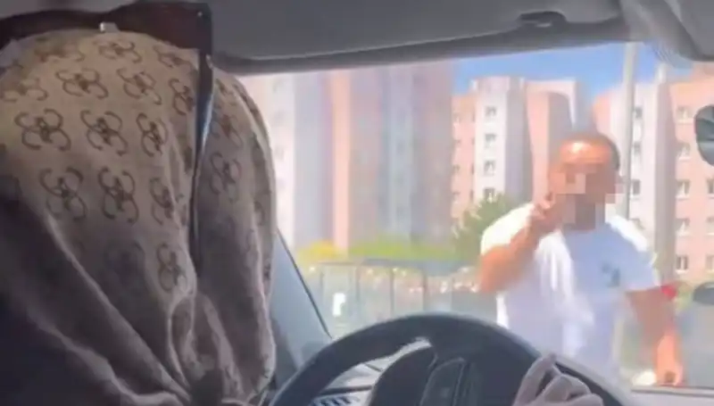 Trafikte Dehşet Anları: Önünü Kesti, Camı Yumrukladı!