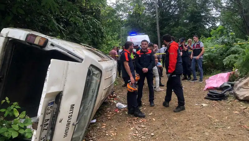 Rize'de Minibüs Faciası: Yamaçtan Yuvarlanan Araçta İki Hayat Kaybı, Üç Yaralı