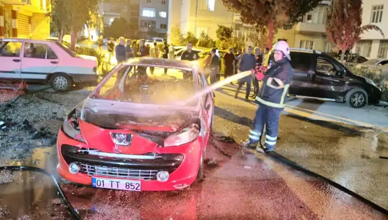 Psikolojik Sorunlar Neden Oluyor? Annesinin Arabasını Yakan Genç Güvenlik Kamerasında