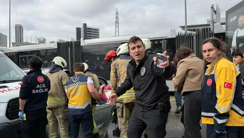 Metrobüste Faciaya Neden Olan Kaza: Seferler Durduruldu, Yaralılar Hastaneye Kaldırıldı