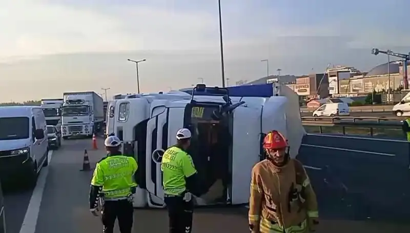 Pendik TEM Otoyolu'nda Feci TIR Kazası: İstanbul Yönüne Yoğun Trafiğe Dikkat!