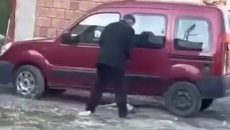 Sokak Ortasında Köpeğe Şiddet Uygulamak Sosyal Medyada Tepki Çekti