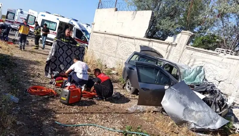 Lastiği Patlayan Araç, İstinat Duvarına Çarparak Feci Kazaya Neden Oldu
