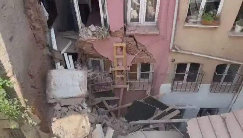 İstanbul’da Şok Edici Olay: Üç Katlı Bina Balkonu Çöktü