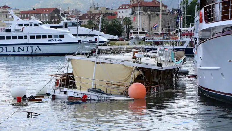 Hırvatistan'da Şiddetli Fırtına: Feribotun Çarptığı Gemi Suyun Altında