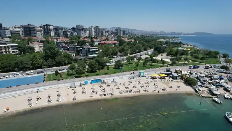 İstanbul'da Sıcak Hava Vurdu: Caddebostan Sahili Bütün Şehri Karşılıyor!