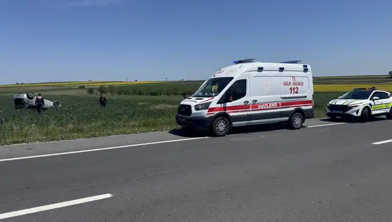 Edirne’de Otomobil Devrildi, Sürücü ve Eşi Yaralandı: Kazanın Ayrıntıları