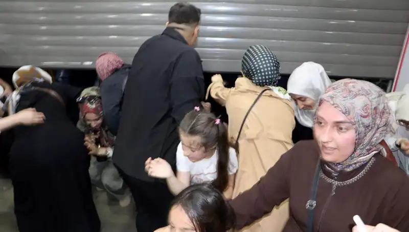 Alışveriş Merkezinde Yüzde 50 İndirim Fırtınası: Müşteriler Birbirine Girdi!