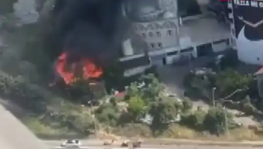 Kağıthane'de Geceyi Alevler Sarstı: Dev Yangın Korkuttu