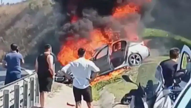 TEM Otoyolu'nda Yangın: Kaza Yapan Otomobil Kül Oldu!