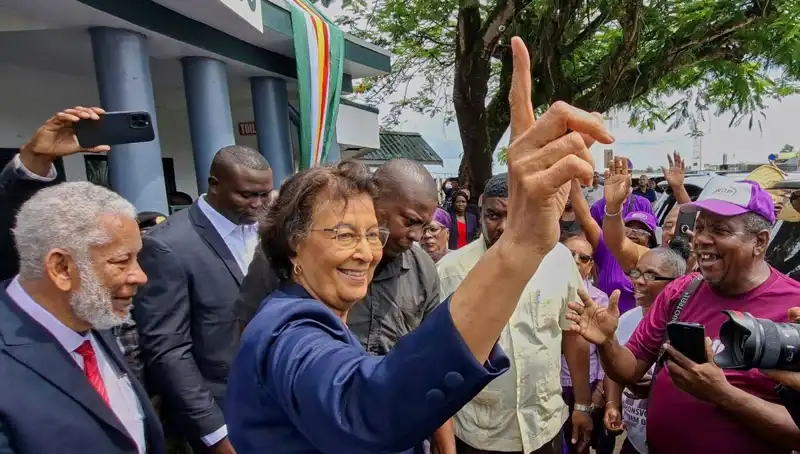Surinam'da Tarihi Seçim: İlk Kadın Devlet Başkanı Göreve Başladı!