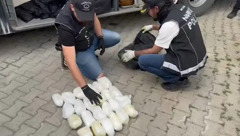 Yolcunun Valizinden 13 Kilo Metamfetamin Çıktı: Uyuşturucu Ticaretiyle Mücadelede Yeni Bir Vaka