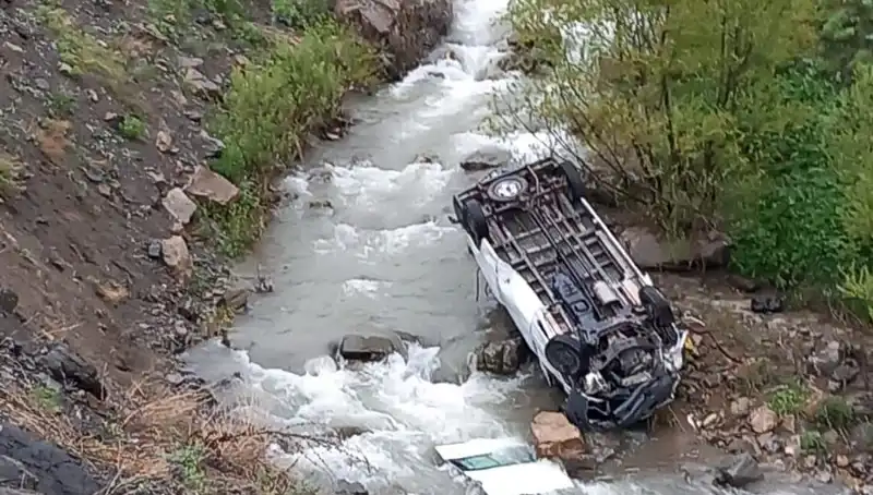 Hakkari'de Minibüs Kazası: 2 Can Kaybı ve 3 Yaralı Hayatını Kaybetti