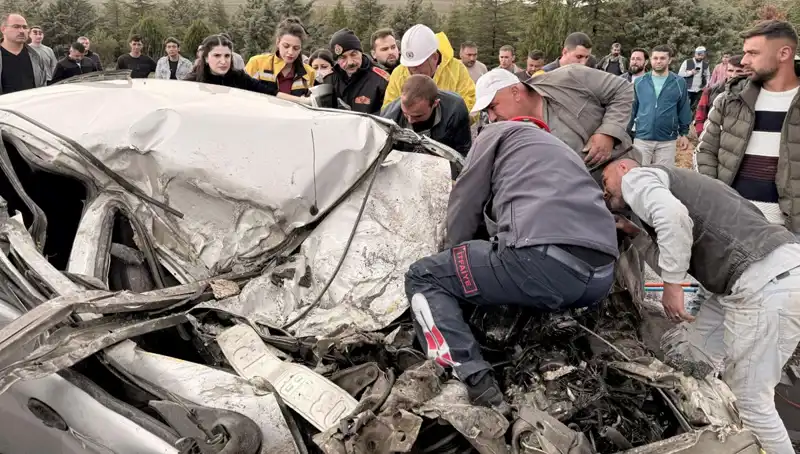TIR ile Çarpışan Araç Kağıt Gibi Ezildi, Kazanın Detayları Şok Edici