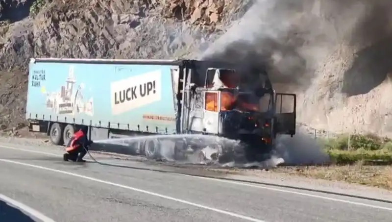 Seyir Halindeki TIR Alev Alev Yandı: Ekspres Olay Anında Yaşananlar