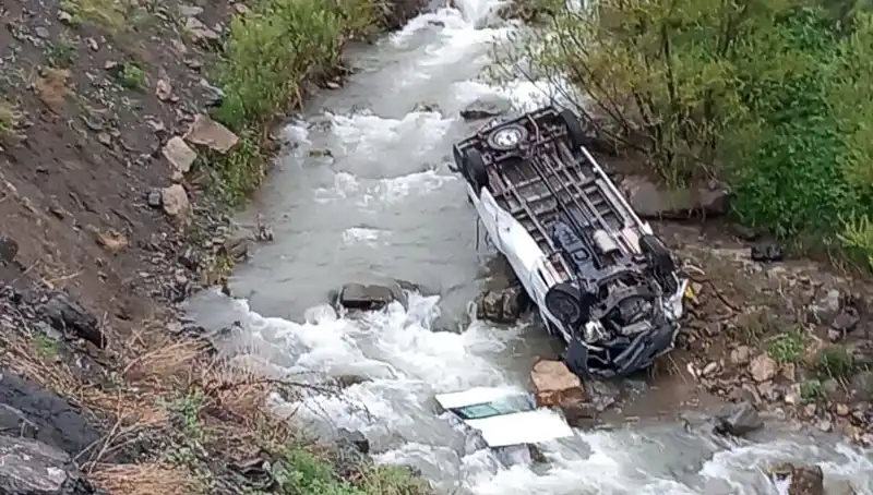 Hakkari'de Feci Kaza: Minibüs Derede Devrildi, Can Pazarı Yaşandı!