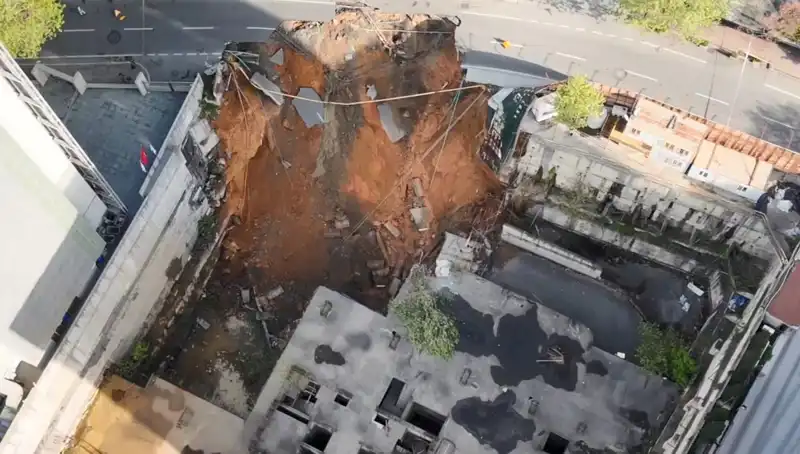 Sarıyer'de Yol Çöktü: Şehir İçi Ulaşımda Kriz Baş Gösterdi