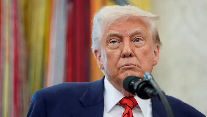 Trump'ın G7 Zirvesinden Erken Ayrılışı: Beyaz Saray'da Gizemli Toplantı