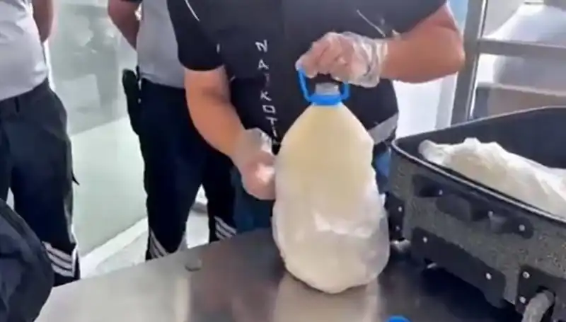Havalimanında Süt Şişesi İçinde Yüksek Miktarda Uyuşturucu Ele Geçirildi