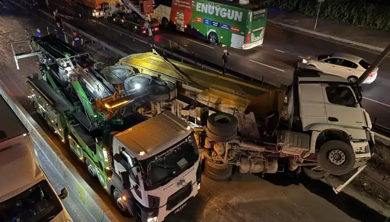 Moloz Yüklü Hafriyat Kamyonu Devrildi: Olayın Sırrı Nedir?