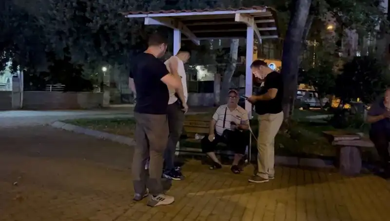 Görme Kaybı Olan Adamın Telefonu Çalındı: Güvenlik Kameraları Şok Ediyor!